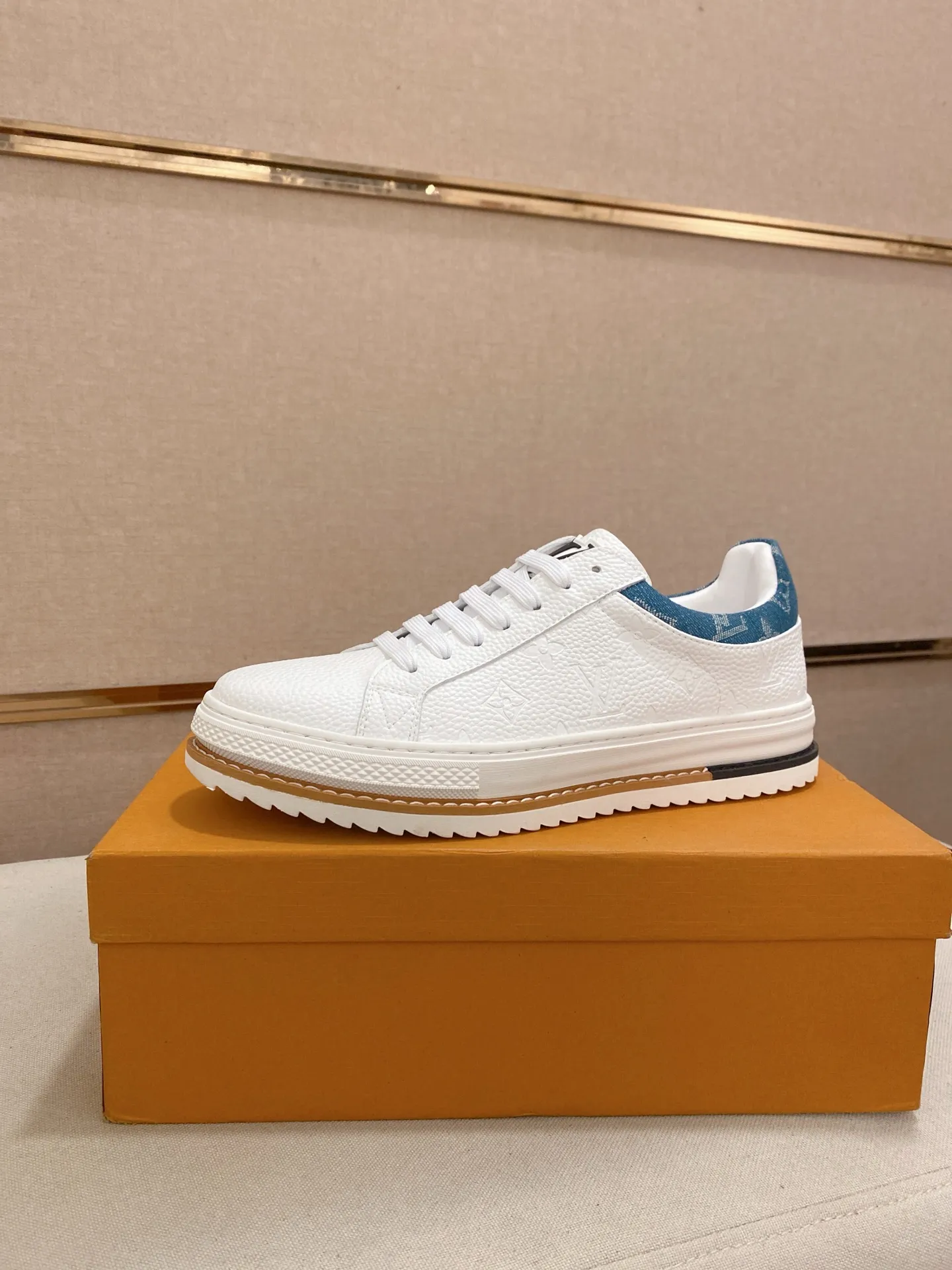 Men's shoes💰 420💰louis vuitton (Louis Vuitton/lv)🔍🔍The new counters are on sale at the same time. The uppers are imported from Italy. ⃣️Re-engraved🇮🇹💪💪, ⚠Sole: The original sole is specially provided by the original factory, the exclusive movable molded sole is super comfortable, ⚠Original and single goods 🔍high quality, you can enter and leave the counter at will, welcome to compare⚠. Code number: 38-44 (45/customized, non-refundable)